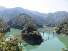 奥大井湖上駅・・・湖に浮かぶ　秘境駅

大井川上流の接岨湖という　ダム湖の突き出た場所に　位置

25台駐車可能な　駐車場あり

そこから勾配が急な坂道を登り　傾斜が急な鉄階段を下り　線路脇側道を通り　アクセス

奥大井レインボーブリッジ展望台にも　アクセス可能

湖上にポツンと　秘境駅

鉄橋歩きながら　湖上散歩　解放感　満喫

快晴の下　湖を渡る大自然の息吹　実感

絶景に位置する自分　体感できる　スポット








