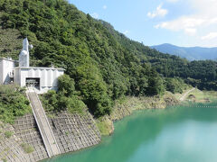 長島ダム・・・治水と利水目的とした　多目的ダム

日本最大の　高圧ラジアルゲート　完備

ダムカード　入手可能

周辺は　大自然満喫　絶景スポット

しぶき橋　ミステリートンネル　アプト式鉄道　など

ダムにしては　散策スポット　多数あり

ふれあい館では　ダムカードもらえるのはもちろん　ダムについての歴史・目的・仕組み　学ぶこと可能

大井川鐵道とダム　眺めながら　アドベンチャーウォーク　

ダムの水しぶきまで　体感できる　スポット

