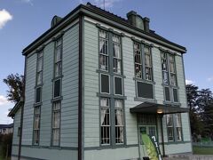 大正時代の旧銀行で今は水城公園沿いのカフェです、テラス席で抹茶のソフトクリームで休憩です、次に忍城に向かいます