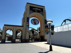 大阪府大阪市此花区桜島『Universal Studios Japan』

『ユニバーサル・スタジオ・ジャパン（USJ）』のゲートの写真。

続きます↓

<大阪 ② 『ユニバーサル・スタジオ・ジャパン（USJ）』で人気の
ハミクマって知ってる？スーパー・ニンテンドー・ワールド
【マリオカート ～クッパの挑戦状～】【ヨッシー・アドベンチャー】
【キノピオ・カフェ】【ヨッシー・スナック・アイランド】>

https://4travel.jp/travelogue/11930007

<大阪 ③ 『ユニバーサル・スタジオ・ジャパン（USJ）』
ハッピーハロウィーン♪「ハロウィーン・ホラー・ナイト」
観客が笑顔に！こんなに恐ろ楽しい世界があったとは！
ミニオン・パーク＆ウィザーディング・ワールド・オブ・
ハリー・ポッターエリアへ>

https://4travel.jp/travelogue/11931417

<大阪 ④ 『ユニバーサル・スタジオ・ジャパン（USJ）』
「ユニバーサルシティ」駅＆「桜島」駅付近にある1万円以下の
激安ホテル『ラ・ジェント・ホテル 大阪ベイ』宿泊記>

https://4travel.jp/travelogue/11932434

<大阪 ⑤ 2024年6月12日に大阪・難波エリアに開業した
ハイアット系列の最新ホテル『キャプション by Hyatt なんば 大阪』
宿泊記★お部屋からの眺望★カフェ＆レストラン【Talk Shop
（トーク・ショップ）】の朝食メニュー【フィットネススタジオ】>

https://4travel.jp/travelogue/11933228

<大阪 ⑥ 『キャプション by Hyatt なんば 大阪』宿泊記
『千日前道具屋筋商店街』【たこ焼道楽わなか】千日前本店
みるく饅頭【月化粧】なんば店限定まんじゅう♪道頓堀散策>

https://4travel.jp/travelogue/11933645

<大阪 ⑦ 2024年8月1日開業の高級ホテル『フォーシーズンズホテル
大阪』でアフタヌーンティーをいただきます♪フレンチビストロ
【ジャルダン】ベーカリーショップ【ファリーヌ】高級中華レストラン
【Jiang Nan Chun 江南春（ジャンナンチュン）】バー【ボタ】
寿司フレンチ【ラビス】>

https://4travel.jp/travelogue/11927911

<大阪 ⑧ 2024年9月6日開業のヒルトン系列ホテル
『キャノピーbyヒルトン大阪梅田』【Bean there, UMEDA】
オールデイダイニング【CC:CARBON COPY】ルーフトップバー
【!JaJa!Bar】商業施設『グラングリーン大阪』『KITTE大阪』
唐渡シェフのティーサロン【ダマンリュミエール】でフレンチトースト
をいただきます♪『イノゲート大阪』「バルチカ03」のグルメ>

https://4travel.jp/travelogue/11928502

<大阪 ⑨ 関西国際空港のカード会社ラウンジ『KIXエアポート 
カフェラウンジ NODOKA（ノドカ）』プライオリティ・パスのメニュー
【ぼてぢゅう1946】【ジャパン トラベリング レストラン バイ 
ぼてぢゅう】ANA＆JALの共用航空会社ラウンジ『ラウンジKANSAI』
関西国際空港 - 羽田空港間NH992便（エアバスA321）搭乗記>

https://4travel.jp/travelogue/11935023