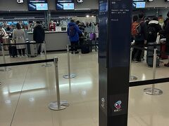 関西国際空港から、香港へ向けて。
初めてキャセイのビジネスクラスを利用します。
キャセイパシフィック航空CX503便、
関空10:00発→香港13:05着です。

チェックインをして、ラウンジへ。