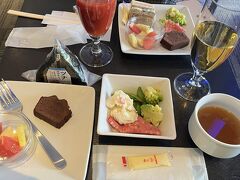 チェックイン時にラウンジのインビテーションカードをいただきました。
今回は、KIX NORTH LOUNGE を案内されました。

食事は最低限という感じで..
特別豪華なラウンジではありません。