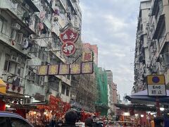 MTRで何となく深水歩へ。
福榮街のカオスな街並みを拝むと、
「我、またしても香港に来たなぁ～」
と感じることができます。

特に用事はありませんが..
この空気を吸うだけでも価値があります。(賛否両論あり)