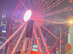 香港島側に到着。
でっかい観覧車(摩天輪)がお出迎え。

いつも見ているだけで、乗ったことが無かったので
乗ってみることにしました。

大人1人20HKD。
待ち列が長く、乗車まで40分ほどかかりました。