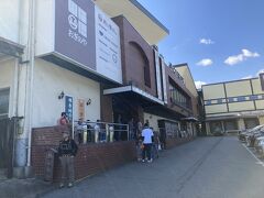 国道脇の峠の釜めし荻野屋横川本店に到着。