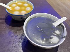 麥文記麵家から5分ほど歩いて、
佳佳甜品へ。

黒ゴマの糖水にゴマ団子をトッピングすると
最高に美味しい。
