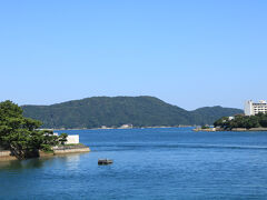 向こうに見えるのは答志島。