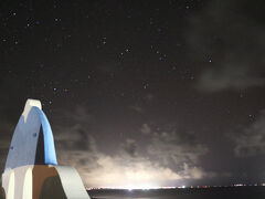 翌朝4時に屋上に上ると星を見ることができました。
前方は宮古島の照明です。