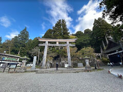 ひと段落して戸隠神社中社前、立派な鳥居です
写真から外れていますが、両側には３本杉のうち２本がそびえています

人ごみになる前に参拝しましょう