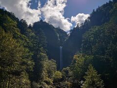 【平湯大滝】
2024.10.12
岐阜県高山市
標高１４５０ｍ

残念ながら紅葉には早過ぎたようです(-.-;)

因みに、昼前後は太陽が滝の後方に位置するから、超絶逆光になりますw