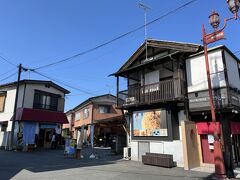 手前の秩父芋菓子専門店『芋うらら』や奥の甘酒カフェ＆こまもの雑貨店『やなぎしま』