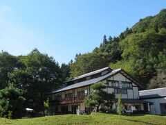 7か所目の道の駅は、初来訪の霊山たけやま。

草津、六合、霊山たけやまエリアの移動は、走行中に現在走行している道路名称としてしばしばナビゲーションに「日本ロマンチック街道」と表示されていたのですが、…ロマンチックいう名称にどのようなイメージを付帯するのかにもよりますが、ずいぶんハードモードなロマンティックです。流石に某県とか某県の崩落道路はないですが、対向車とすれ違うのも気を遣う細さやヘアピンカーブの連続でした。

ドイツのロマンチック街道とは…たぶん…元ネタの移動経路とどうかぶせているのかいないのか…。ここのロマンチック街道は東御地区から日光を結ぶ320キロ、元ネタは400キロ…。