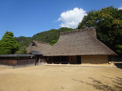 箱木千年家（箱木千年家）
左が「離れ」　右が「母屋」