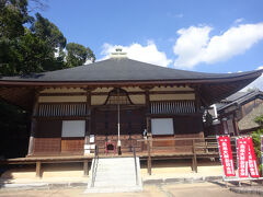 無動寺（本堂）本堂には5体の仏像があり､(大日如来坐像) 脇侍の(釈迦如来坐像)(阿弥陀如来坐像)の三尊仏が本尊｡不動明王像 十一面観音立像があり､共に平安時代の仏像で重文です｡拝観料は５００円。