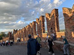 カステロ＝キャッスル＝城へ
通じる橋。神秘的。
レンガ造りが中世の世界へ
連れて行ってくれます。
アディジェ川から見る
カステルヴェッキオの一部