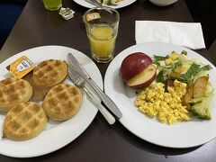 メキシコシティのホテルで最後の朝食
朝食後、メキシコシティでお世話になったドライバーさんに
空港まで送ってもらいましたが、
途中、ドライバーさん申し訳なさそうに「カンクン雨」って・・・言われた。
この雨期のメキシコ旅行メキシコシティにいた間
雨は全然降らなかったので、カンクンはメキシコシティより
降水量が少ないだろうと高をくくっていたけど、嫌な予感