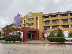 カンクン一件目のホテル
最初の予定ではラグーンのホテルに3泊の予定でしたが
このメキシコ旅行初日のブログで書いたように
航空券のダブルブッキングで大枚が飛んで行ったので
２泊は町中のホテルに変更
