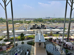 【東南アジア最大規模といわれる（日本人学校側の）イオン モール／チカラン】

専門店が300店以上が出店する予定なんだとか...

その最終総従業員数は、約4000人...「え”!?...よんせんにん...!?」

これだけの数の「雇用」をこの土地に生み出す産業って、そうそう無い...

しかも、その従業員達は（＝家族や親類も含めて）全てが、このイオン内の（物品の購入にしても、飲食に落とす金にしても）顧客と考えれば、

「大変な量のマネー」が毎日、この施設内で動いている事になる...

凄いよねぇ...


写真：見ての通り、周りは何もない広大な土地...遠くの方に、何やら工場らしきものが建設途中...この広大な土地が、果たして今後、どの様な発展を遂げて行くのだろう...想像もつかない...