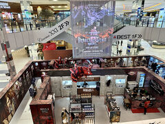 【東南アジア最大規模といわれる（日本人学校側の）イオン モール／チカラン】

ここはインドネシア最大手のシナルマスグループと、日本の大手商社「双日」による都市開発事業（完成後は、約3,200haにもなる予定の）大型プロジェクトの一環なんだとか...これから、ガンガンと投資が始まる事になるのか...

インドネシアは人口が多く、若い層が厚い国なので、（日本なんかに比べたら）まだまだ将来が楽しみである事は間違いない...のかもね...


写真：階下で「進撃の巨人」ブース...