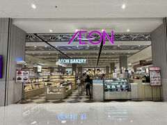 【東南アジア最大規模といわれる（日本人学校側の）イオン モール／チカラン】

さて、中に入ってみると、一階奥には「イオン（スーパー／食品街）」が...もうこうなると、ここが日本なんだか、インドネシアなんだか、わからなくなって来る...