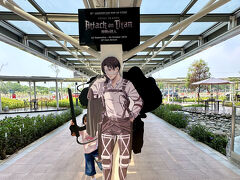 【東南アジア最大規模といわれる（日本人学校側の）イオン モール／チカラン】

調べてみたら、今年2024年3月22日（金）にオープンしたんだそう～。

...なんだぁ...まだオープンしたばっかりかぁぁ....


写真：「進撃の巨人」の飾りやアトラクションが...ここインドネシアでも流行っているのか？