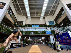 【東南アジア最大規模といわれる（日本人学校側の）イオン モール／チカラン】

ここインドネシア・イオン（の5店舗目だとか）は、敷地面積20万平方メートル、延べ床面積15万1000平方メートル、総賃貸面積約8万6000平方メートルとインドネシアでも最大級のモールらしく、