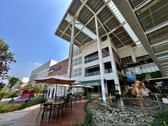 【東南アジア最大規模といわれる（日本人学校側の）イオン モール／チカラン】

しかし...それにしても...でかい...