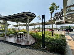 【東南アジア最大規模といわれる（日本人学校側の）イオン モール／チカラン】

日本人学校（チカラン分校）の横にできた「イオン」と、現地に住む日本人に呼ばれているそう...

それにしても、日本人駐在員及びご家族にとって、こんな近くにこれだけ大きなイオンがあるという事が、どれほど彼らの現地生活を潤してくれるかを考えると、イオン様々としか言いようが無い。