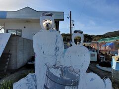 菅島→鳥羽に戻ります。
海女さんが何やら作業してました。
鳥羽に来たーって感じです。