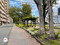 おっ、気ままに南下してたらミニ大通（北4条歩行者専用道）に来てしまった。ここで南への車道は一旦途切れる。

※南北の車道は東西2ブロック毎に途切れている