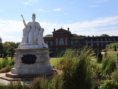 この日は毎週水曜に開催される学校のアクティビティに参加しました

学校の先生に連れられてやってきたのはケンジントン宮殿
かつてダイアナ妃やヴィクトリア女王が住んでいた場所です
画像左側の像はヴィクトリア女王です