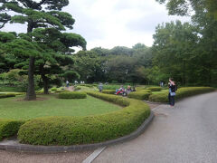 初秋で緑深く，趣深かった二の丸庭園．