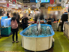 イカ釣りも順番待ちの列ができていました。