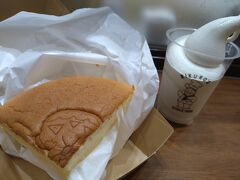 今回の旅はJALパックです。
JAL側にあるりくろーおじさんで遅めのランチ？
ハロウィン仕様の刻印（逆さ）とソフトクリーム。
温めてもらったシュワシュワチーズケーキとソフトクリーム、無限に食べられそう。