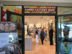 インフォメーションセンターの中はほぼリトアニア名産の琥珀の専門SHOPと化していました