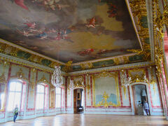 午後は「ルンダーレ宮殿」の見学です。