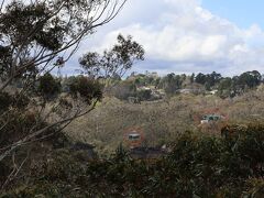 飲みながらランチをしてチェックインを待つつもりだったけどお部屋に入れたのでお腹は空いてたけど頑張って少し観光に行く事に。
赤いサークルで囲ったのはトップ写真のロープウェイです。乗り場に行ったけど満員御礼で事前チケットがないと車も停めれない。
朝のトレッキングでも現地の子供をよく見かけたけど今ってお休み？
タームの中間休みなのか子供多し・・・