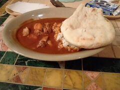 遅めのご飯チキンカリー900円、10分待ち、
モバイルオーダーで簡単。
ピーターパンに備えて、酔い止め飲んで、準備万端!!