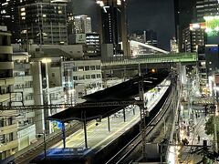 ホテルに入って、どこかから電車の音がするなーと廊下の突き当りから見るとまさにホームが見えていました(^^;