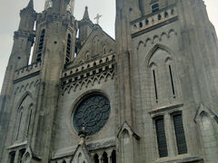 ジャカルタ大聖堂です。
1891年にゴシック様式で建てられたそうです。ガラス絵で飾られた高い塔が二つあります。