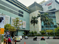 インドネシアで最大級/最高級のショッピングモール「グランドインドネシア」です。
ジャカルタ市内に数多くのショッピングモールがありますが、個人商店が軒を並べている様なところもあります。
 ここは高級そうな200以上のショップと100以上の飲食店が入っていて、西武も出店していました。

