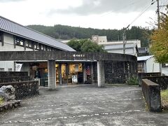 1時間30分ほど走り高知県佐川町へ。目的地は「佐川地質館」。

佐川盆地や高知県内の地質・地形をはじめ、地球や生命の歴史も学べる施設。料金は300円。