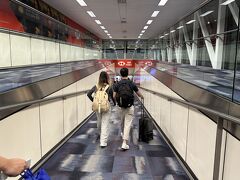 結局30分ほどディレイで香港国際空港にランディング。
当初と少し予定を変更したので急いで行動します。