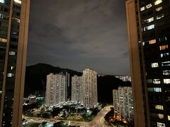 時刻は23時を回ってそれ程お客さんがいなかったからか、直前の予約でバウチャーも無く若干不安でしたがサクッとチェックイン完了。
ちなみに今回は安くてまともそうだった青衣にあるランブラーオアシスホテル。
頼んでもないのに最上階の部屋をアサインされ、エレベーターを降りると通路が手すりだけで吹きっさらしなのに素でビビる。
高所恐怖症殺し（笑）