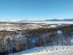 07:45、朝食。レストランから見る景色はきょうも綺麗！見事に晴れましたね。外気温は-12度。数字だけ聞くと寒そう・・・