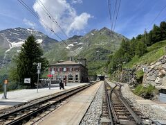 ハイキングのゴールです。

ベルニナ線「アルプ・グリュム」駅 (2,103m)。