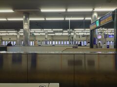 地下から地上に上がり京橋に到着。大阪市内では、梅田、難波、天王寺に次ぐ規模の駅。京阪本線では最も乗降客の多い駅であり、JR環状線、学研都市線（片町線）、東西線との乗換駅。
駅ホームで売っているフランクフルトが名物とのこと。