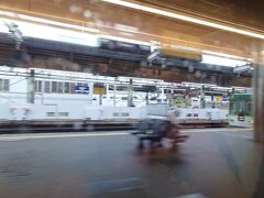 枚方市駅を通過。京阪では、京橋、淀屋橋に次ぐ乗降客の多い駅。快速特急「洛楽」以外の全ての列車は停車します。洛楽なのでもちろん通過。