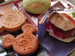 3日目の朝です。昨日買っておいたスイートハートカフェのパンで朝食。ミラコスタの部屋でディズニーキャラクターのパンを食べて優雅な雰囲気。

大きな荷物をまとめてホテルに預けます。テレビ画面で部屋から荷物を預けられるのでとても便利。