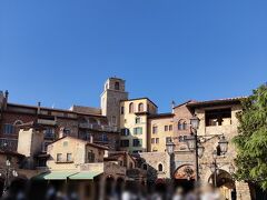 今日はシーで遊びます。ハッピーエントリーは8時15分から。8時ちょっと前くらいに列に並びます。スムーズに入園できました。